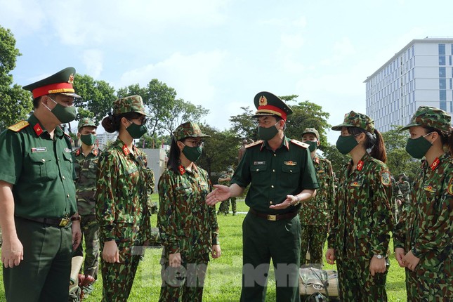 Lãnh đạo Tổng cục Hậu cần trò chuyện với các học viên trước giờ xuất quân.