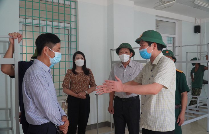 Đồng chí Phó Chủ tịch UBND tỉnh, Trưởng Ban Chỉ đạo phòng chống Covid-19 tỉnh Hồ An Phong kiểm tra công tác chuẩn bị tại KCL tập trung Trường cao đẳng Luật Miền Trung sáng 21-8.