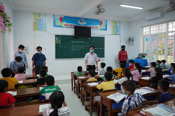 Sở GD-ĐT tăng cường công tác kiểm tra công tác bảo đảm an toàn phòng, chống Covid-19 tại các trường học.