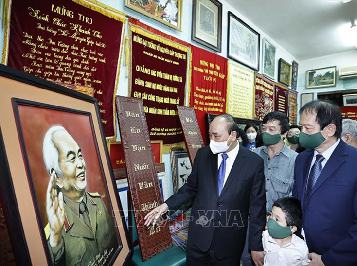 Chủ tịch nước Nguyễn Xuân Phúc tham quan phòng truyền thống Đại tướng Võ Nguyên Giáp. Ảnh: Thống Nhất/TTXVN