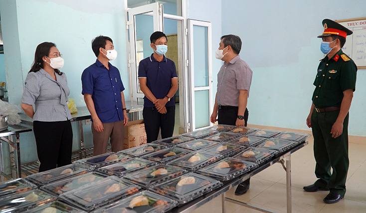 Đồng chí Bí thư Tỉnh ủy Vũ Đại Thắng yêu cầu bếp ăn xây dựng khẩu phần và thực đơn phù hợp, tăng cường các món ăn bổ dưỡng cho bà mẹ mang thai, nuôi con nhỏ và trẻ em