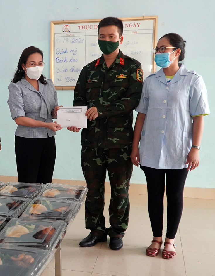 Đồng chí Phạm Thị Hân, Ủy viên Ban Thường vụ Tỉnh ủy, Chủ tịch Ủy ban MTTQVN tỉnh tặng quà cho khu cách ly.