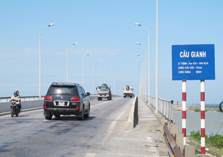 Cầu Gianh bắc qua sông Gianh xây dựng đã lâu với quy mô 2 làn xe, không đồng bộ với tuyến Quốc lộ 1A sau khi được nâng cấp, mở rộng.