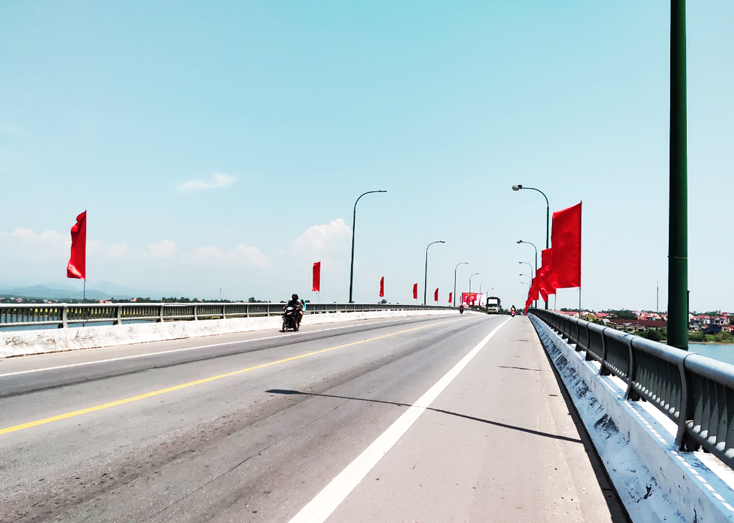 Cầu Quán Hàu bắc qua sông Nhật Lệ, thuộc địa phận thị trấn Quán Hàu, huyện Quảng Ninh.