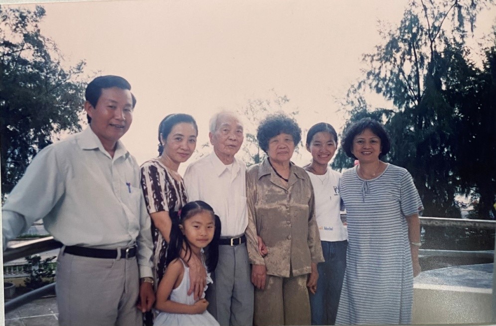 Tác giả chụp ảnh lưu niệm với Đại tướng Võ Nguyên Giáp cùng phu nhân và GS, TS Võ Hồng Anh tại TP. Đồng Hới.
