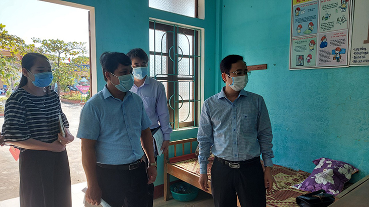 Sở GD-ĐT kiểm tra việc bảo đảm an toàn phòng chống dịch bệnh Covid-19 tại Trường THCS Hồng Thủy. 