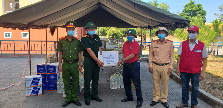 Hội CTĐ tỉnh chuyển quà tặng tới người dân ở Khu cách ly Trường Cao đẳng Luật miền Trung.