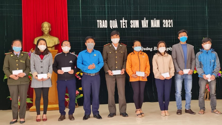  Lãnh đạo CĐCS VQG PN-KB trao quà hỗ trợ các đoàn viên, NLĐ có hoàn cảnh khó khăn. 