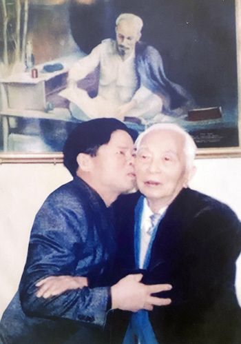 Đại tướng đã dành tặng cho nhạc sỹ Xuân Đồng một cái ôm hôn sau khi nghe bài hát “Đưa em về Kiến Giang”.