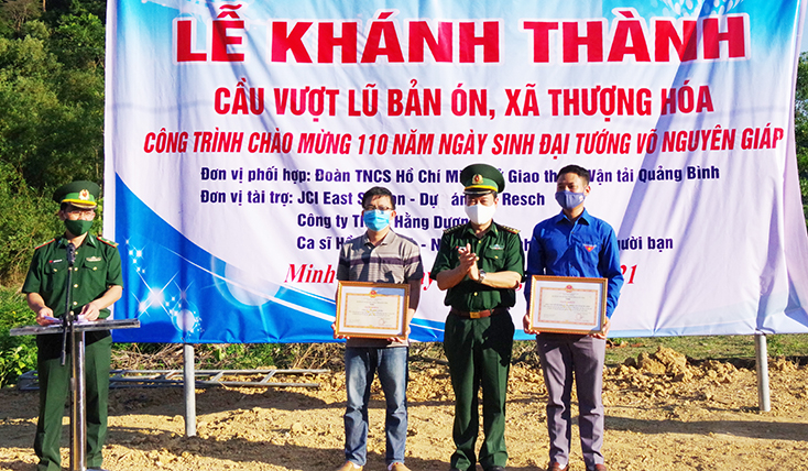 Đại tá Trịnh Thanh Bình trao giấy khen cho tập thể và cá nhân có nhiều đóng góp xây dựng công trình.