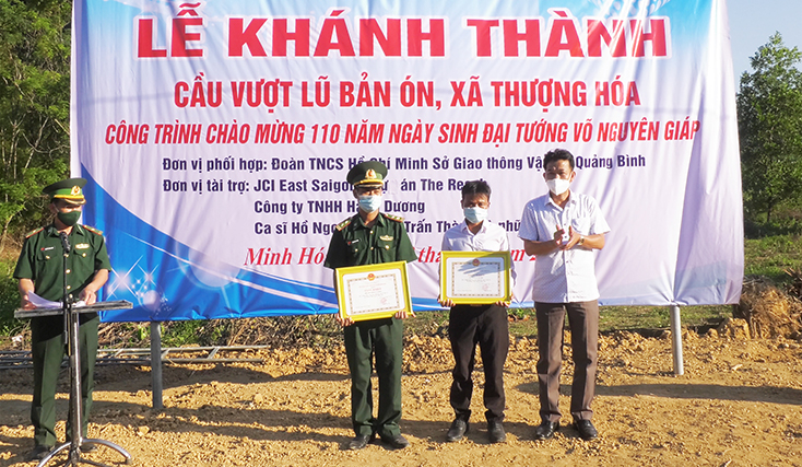 Lãnh đạo huyện Minh Hóa tặng giấy khen cho Đồn Biên phòng Cà Xèng và đơn vị thi công.