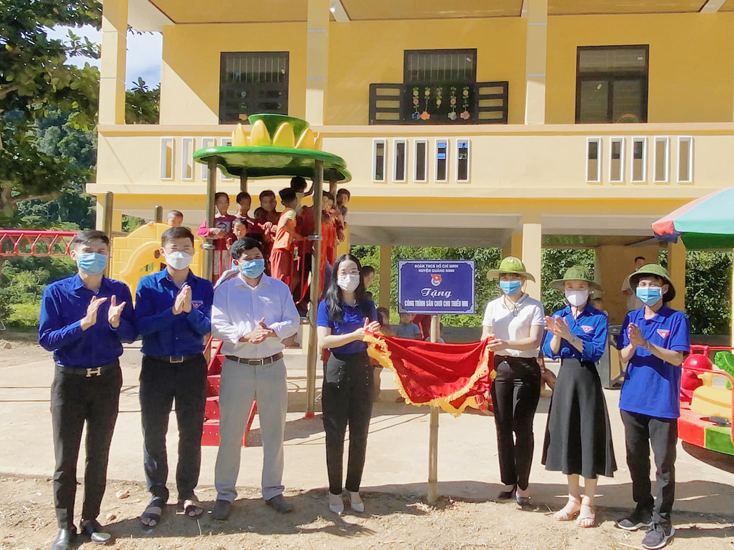 Đại diện Huyện đoàn Quảng Ninh bàn giao công trình cho Trường mầm non bản Trung Sơn, xã Trường Sơn.
