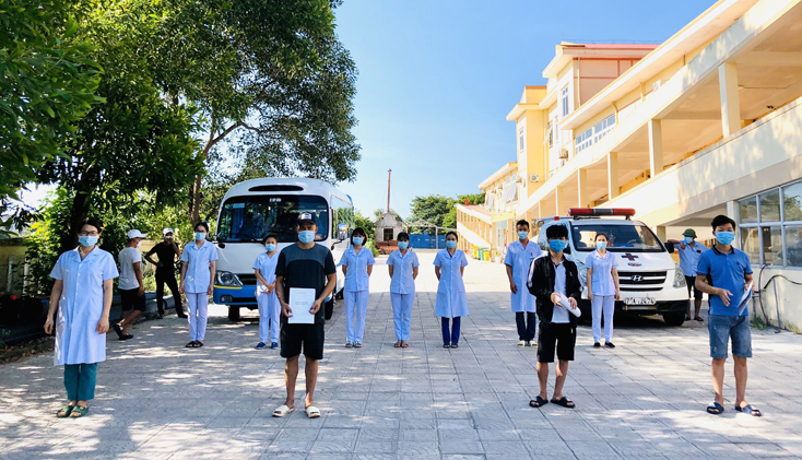 Đại diện Cơ sở điều trị bệnh nhân Covid-19 Bệnh viện Y dược cổ truyền tỉnh trao giấy ra viện cho 3 bệnh nhân sáng 24-8.