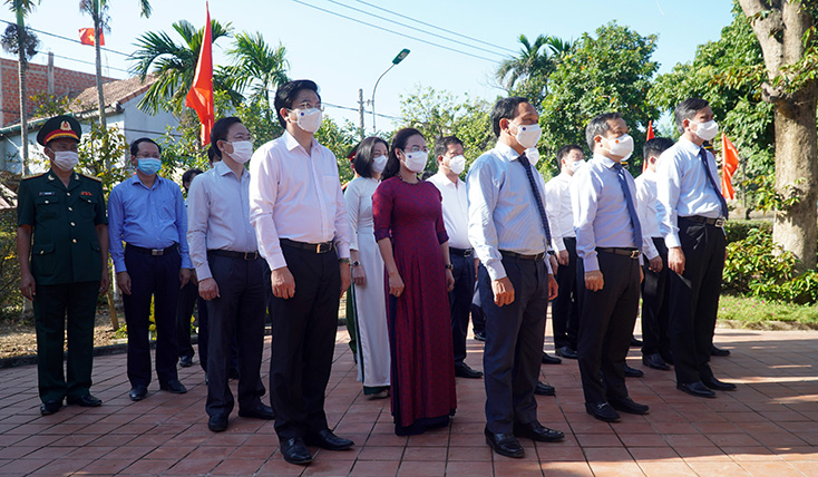 Các đồng chí lãnh đạo tỉnh dâng hương tại Nhà lưu niệm Đại tướng tại làng An Xá.