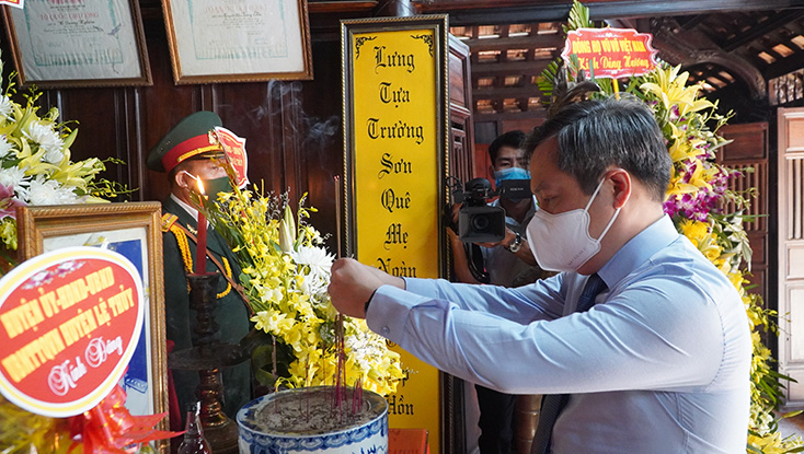 Đồng chí Bí thư Tỉnh ủy Vũ Đại Thắng dâng hương tại Nhà lưu niệm Đại tướng ở xã Lộc Thuỷ.