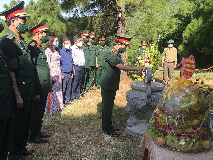 Trung tướng Trịnh Văn Quyết dâng hương tri ân Đại tướng Võ Nguyên Giáp.