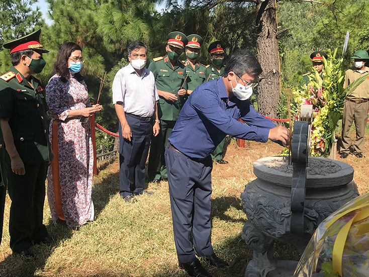  Đồng chí Trưởng ban Tuyên giáo Tỉnh ủy Cao Văn Định dâng hương Đại tướng.