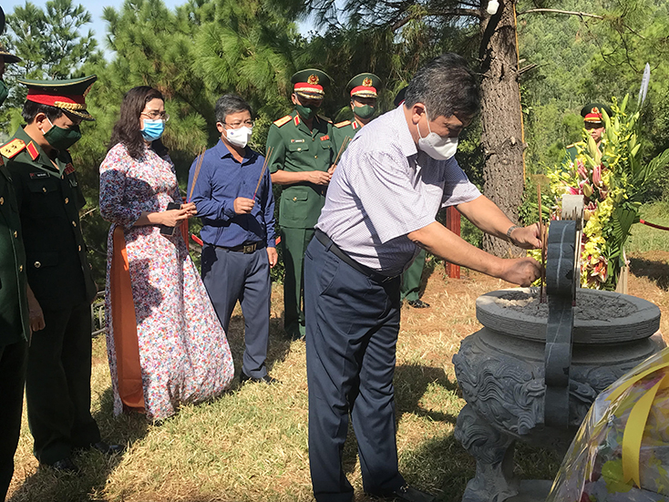 Đồng chí Phó Chủ tịch UBND tỉnh Đoàn Ngọc Lâm dâng hương Đại tướng.