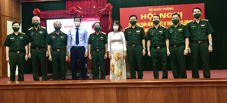 Các đại biểu dự hội nghị chụp ảnh lưu niệm.