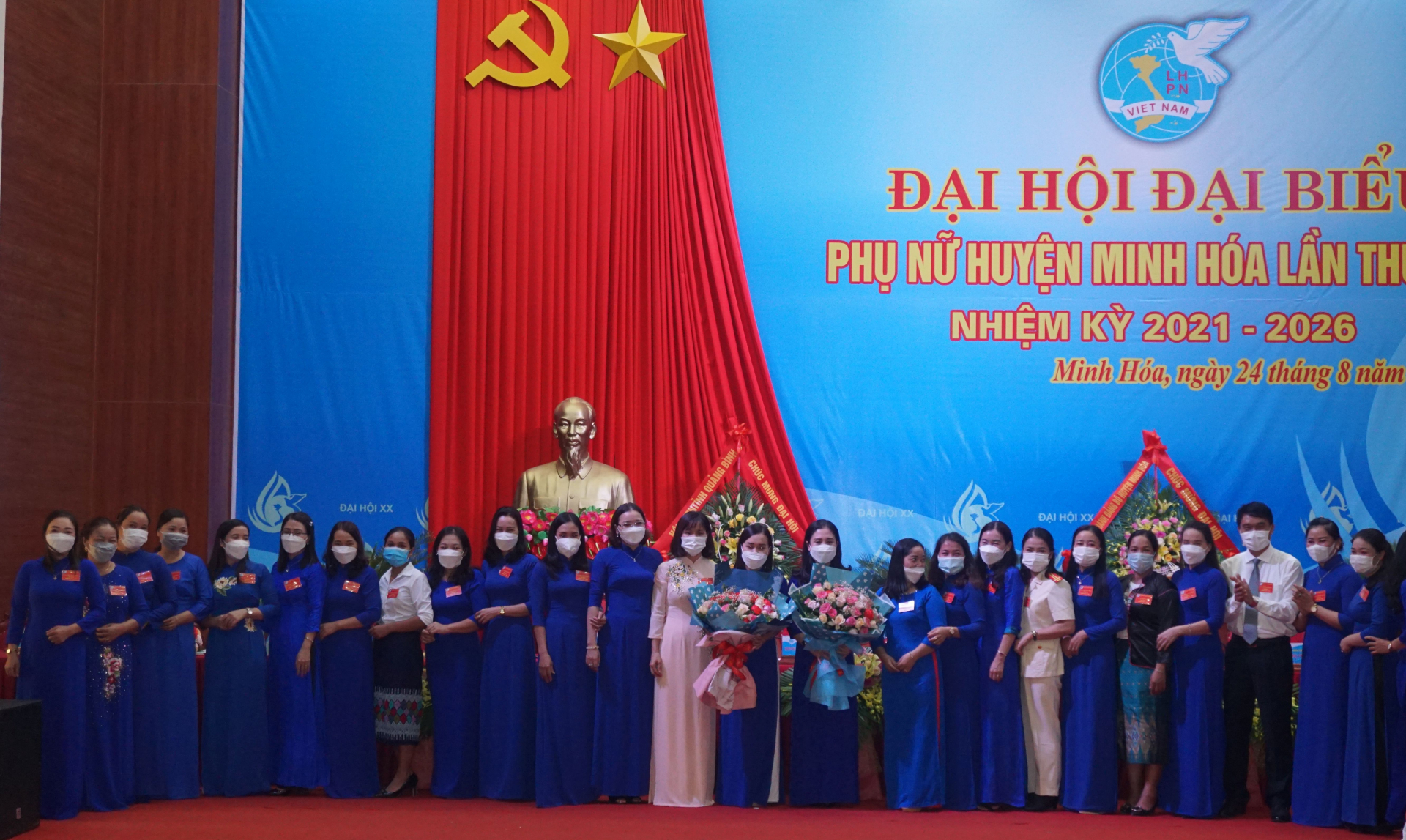 Đại diện lãnh đạo Hội LHPN tỉnh và huyện Minh Hóa tặng hoa chúc mừng Ban Chấp Hội LHPN huyện Minh Hóa nhiệm kỳ 2021-2026.