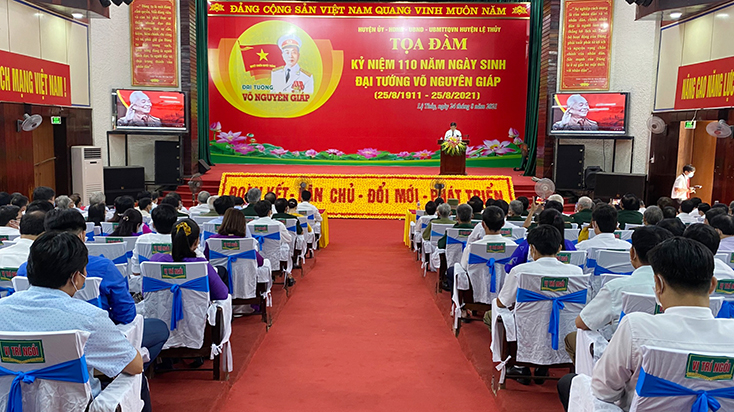 Buổi tọa đàm diễn ra trong không khí trang nghiêm và xúc động
