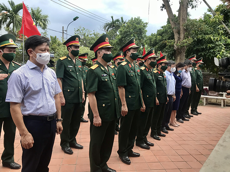 Đoàn công tác làm lễ dâng hương tại Nhà lưu niệm Đại tướng.