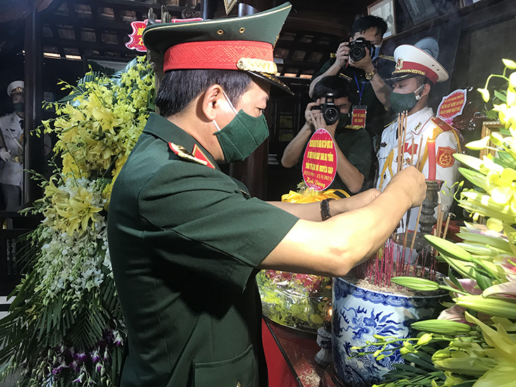 Trung tướng Trịnh Văn Quyết dâng hương Đại tướng Võ Nguyên Giáp.