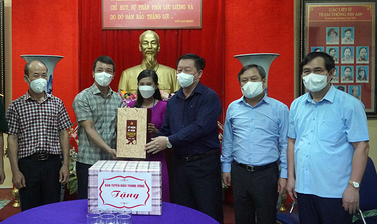 Đồng chí Trưởng ban Tuyên giáo Trung ương Nguyên Trọng Nghĩa  tặng quà cho cán bộ, nhân viên phụ trách di tích.