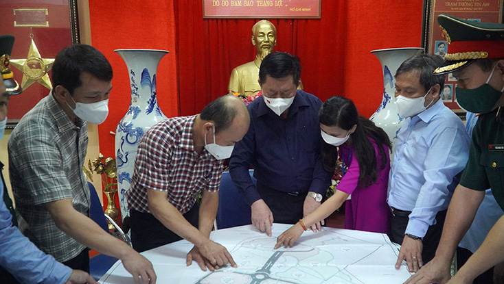 Đồng chí Trưởng ban Tuyên giáo Trung ương Nguyễn Trọng Nghĩa và đồng chí Bí thư Tỉnh ủy Vũ Đại Thắng  xem quy hoạch tổng thể khu di tích lịch sử hang Lèn Hà