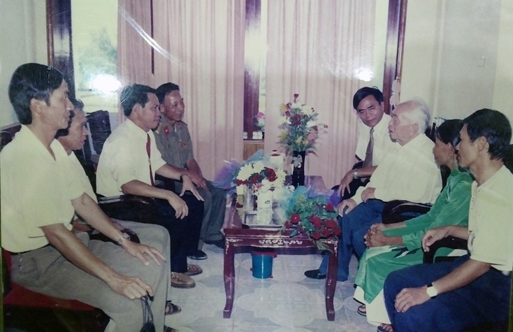  Đoàn đại biểu huyện Minh Hóa tặng hoa chúc mừng Đại tướng nhân dịp sinh nhật Người, tháng 8-1998