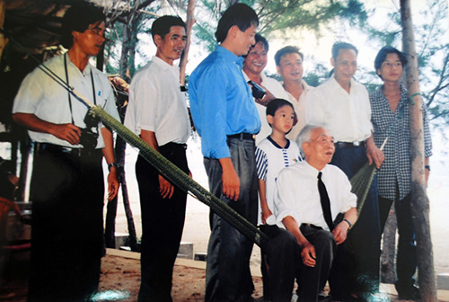 Đại tướng Võ Nguyên Giáp bên cánh võng trong dịp về thăm quê.