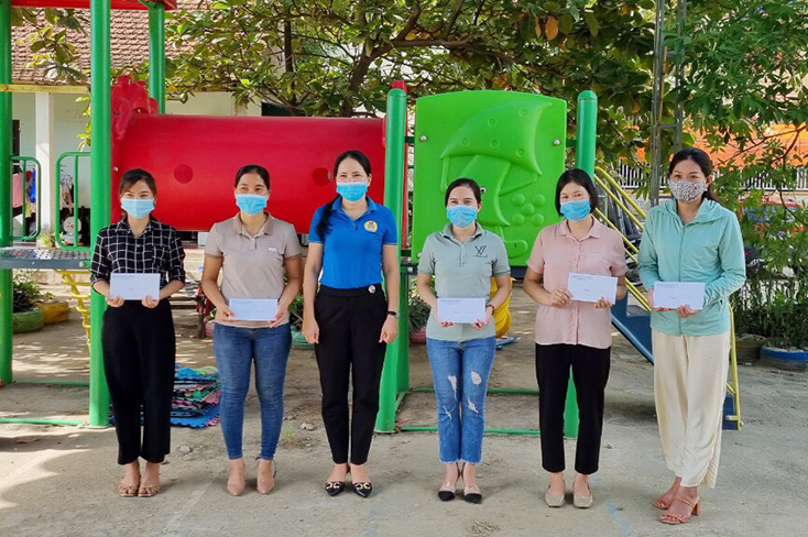 Lãnh đạo LĐLĐ thành phố Đồng Hới trao quà hỗ trợ đoàn viên, NLĐ gặp khó khăn do ảnh hưởng của dịch bệnh Covid-19.
