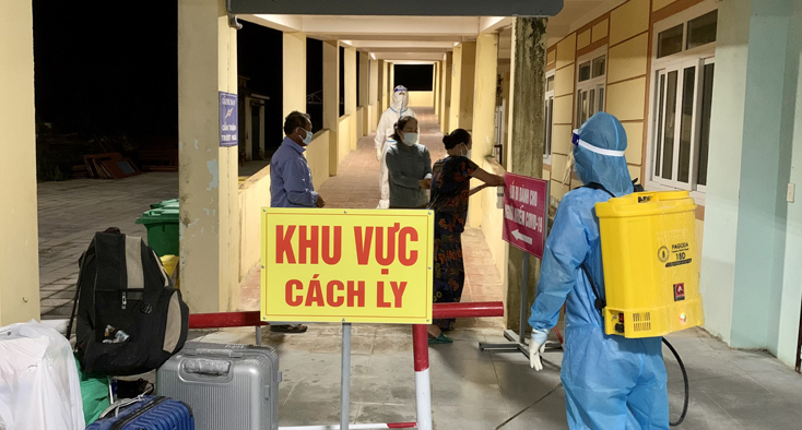 Các bệnh nhân của địa bàn Đồng Hới được CDC Quảng Bình chuyển về Cơ sở điều trị bệnh nhân Covid-19 Bệnh viện Y dược cổ truyền tỉnh để cách ly điều trị ngay trong đêm.