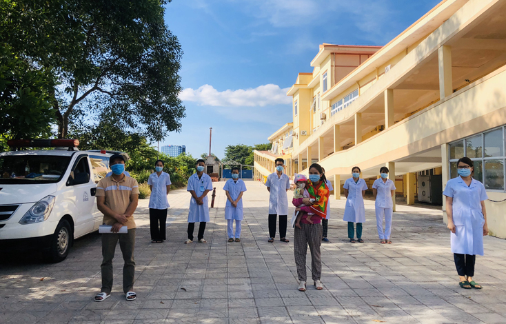 Đại diện Cơ sở điều trị bệnh nhân Covid-19 Bệnh viện Y dược cổ truyền tỉnh trao giấy ra viện cho 3 bệnh nhân sáng 25-8.