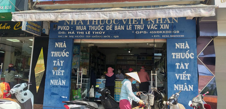  Tại một số quầy bán thuốc tây trên địa bàn TP. Đồng Hới, nhiều người dân đổ xô đi mua để dự trữ các loại thuốc phổ biến, như: hạ sốt, giảm đau, C, nước súc miệng, đau bụng …  