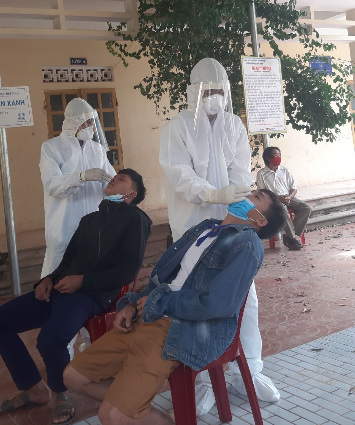 Trung tâm Y tế huyện Minh Hóa lấy mẫu xét nghiệm cho 61 trường hợp liên quan đến chợ cá Cảng Nhật Lệ.