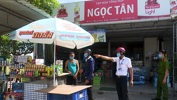 Các lực lượng chức năng tổ chức vận động, tuyên truyền các hộ kinh doanh thực hiện nghiêm các quy định phòng chống dịch Covid-19