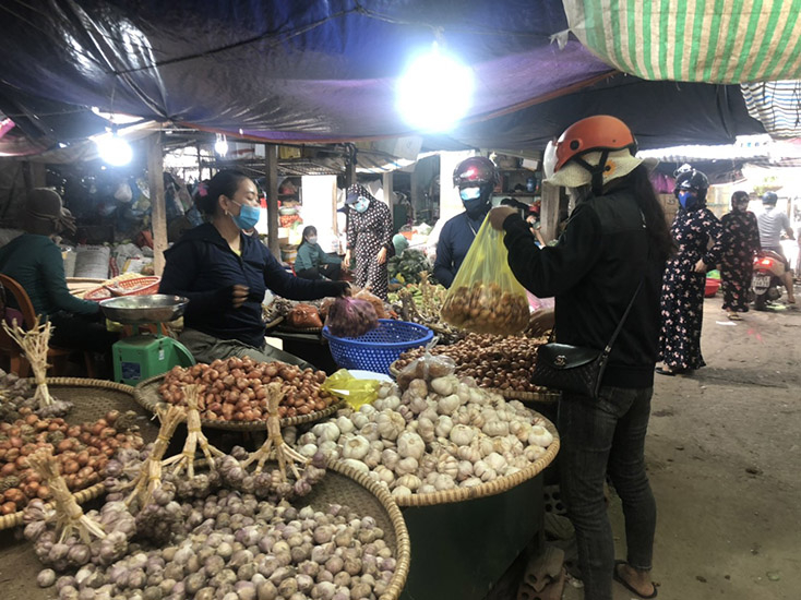 Tiểu thương chợ Ba Đồn chấp hành các quy định phòng chống dịch 