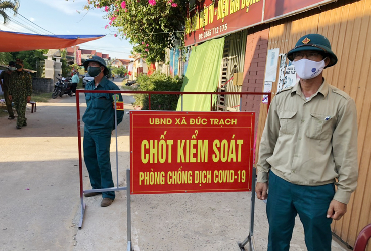 Bố Trạch tăng cường lực lượng tại các chốt kiểm soát trên một số địa bàn thực hiện giãn cách xã hội theo Chỉ thị 16 của Thủ tướng Chính phủ. 