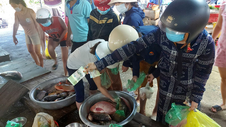 Một số mặt hàng tăng giá nhưng nhưng sức mua của người dân lớn nên trong vòng 30 phút, tiểu thương đã hết hàng.
