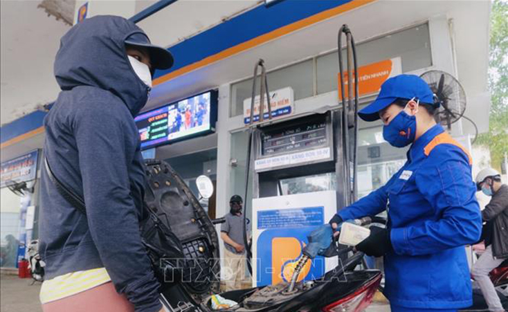 Xăng, dầu giảm giá từ 15 giờ chiều 26-8. Ảnh: TTXVN.