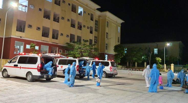 CDC Quảng Bình chuyển bệnh nhân về Cơ sở điều trị bệnh nhân Covid-19 cấp 1 ở Trường cao đẳng Luật miền Trung rạng sáng  26-8. 