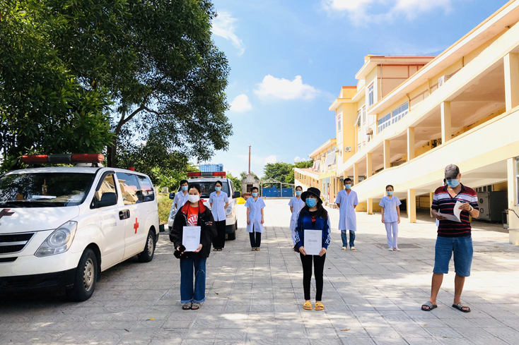  Đại diện Cơ sở điều trị bệnh nhân Covid-19 Bệnh viện Y dược cổ truyền tỉnh trao giấy ra viện cho 3 bệnh nhân sáng 25-8.