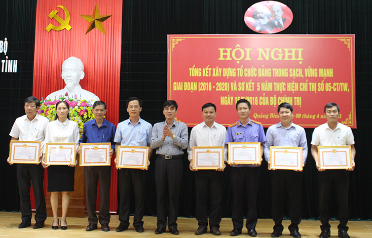 Lãnh đạo Đảng ủy Khối các cơ quan tỉnh tặng giấy khen cho các tập thể có thành tích xuất sắc trong thực hiện Chỉ thị số 05 của Bộ Chính trị, ngày 9-4-2021.