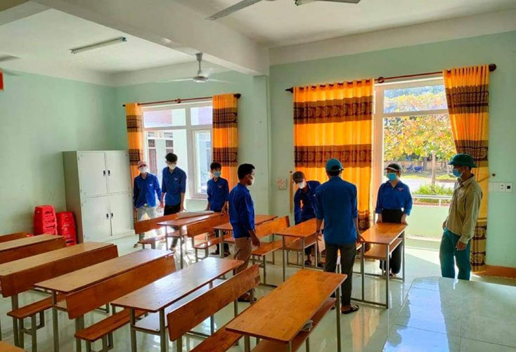 Lực lượng thanh niên tình nguyện đang dọn dẹp lại khu cách ly tập trung mới để đón công dân vào cách ly