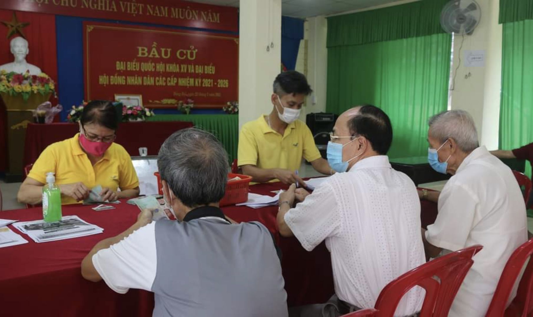 Thực hiện chi trả lương hưu, trợ cấp BHXH  vào cùng 1 kỳ để bảo đảm phòng, chống dịch bệnh Covid-19.(Trong ảnh: Cán bộ Bưu điện Quảng Bình thực hiện chi trả lương hưu tháng 7 và 8-20201 vào cùng 1 kỳ)