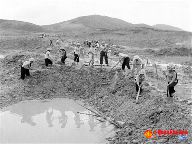 Dưới mưa bom, bão đạn của kẻ thù, quân dân Quân khu 4 vẫn kiên cường thông đường chi viện cho miền Nam ruột thịt. Ảnh tư liệu