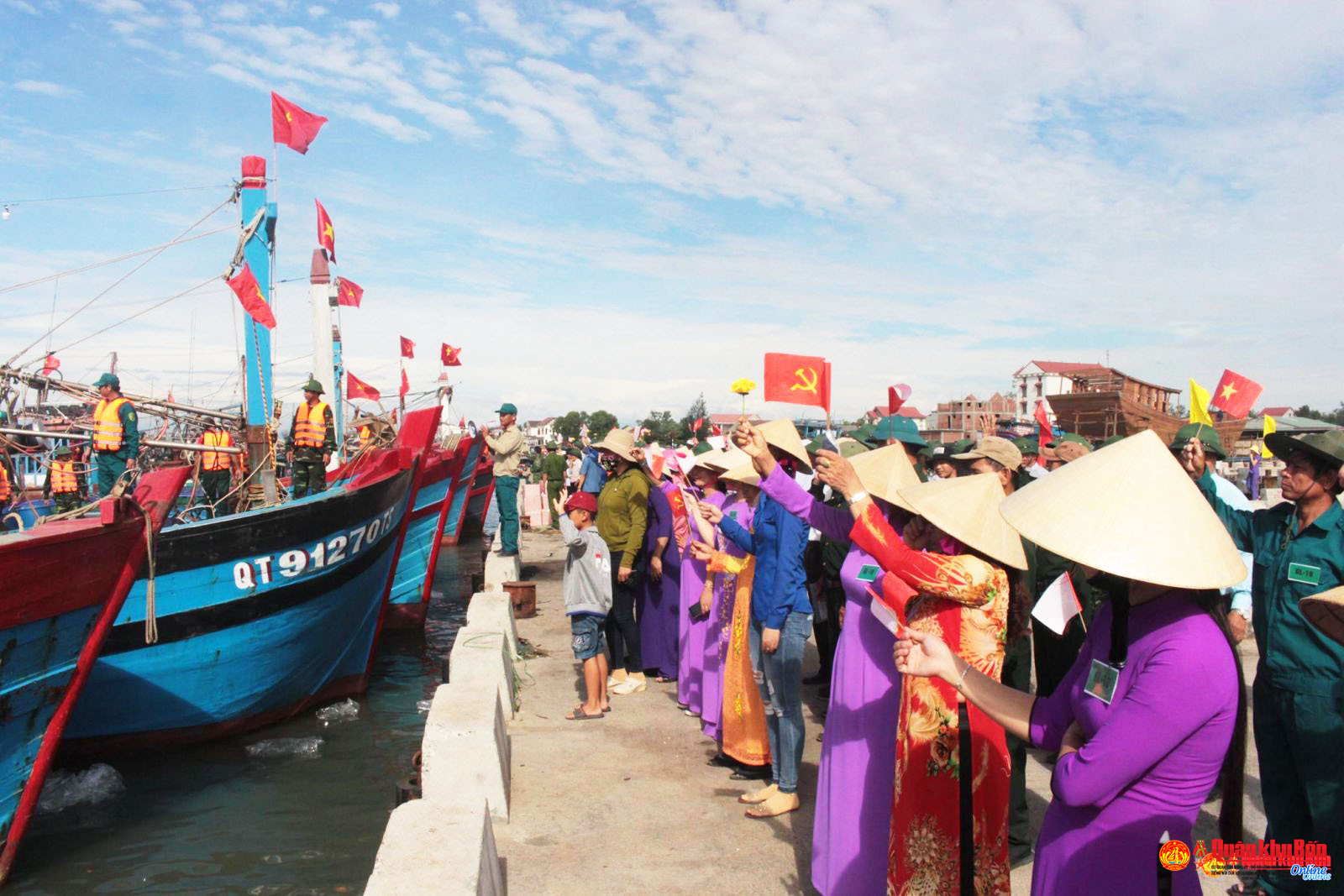 Quân dân tỉnh Quảng Trị tham gia huy động nhân lực tàu thuyền trong diễn tập khu vực phòng thủ tỉnh.