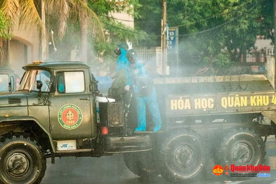 Lực lượng Hóa học Quân khu 4 phun khử khuẩn phòng chống dịch Covid-19.