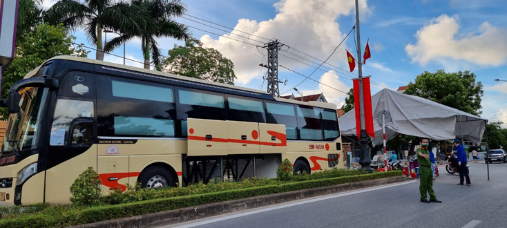 Công ty cổ phần vận tải du lịch Hưng Long có địa chỉ tại TP. Hà Nội đã đồng ý hỗ trợ trưng dụng xe giường nằm Hưng Long làm điểm trú cho một số điểm trực chốt